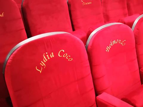 Fauteuils rouges du cinéma Le Roc à Embrun après rénovation