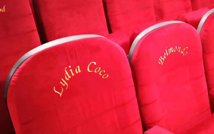Fauteuils rouges du cinéma Le Roc à Embrun après rénovation