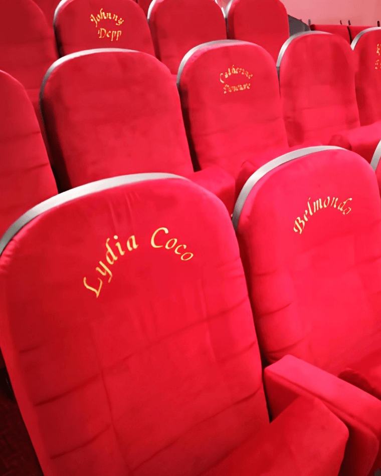 Fauteuils rouges du cinéma Le Roc à Embrun après rénovation
