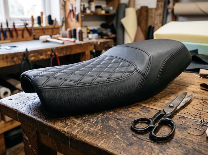 Selle de moto recouverte de simili-cuir noir surpiqué en losanges