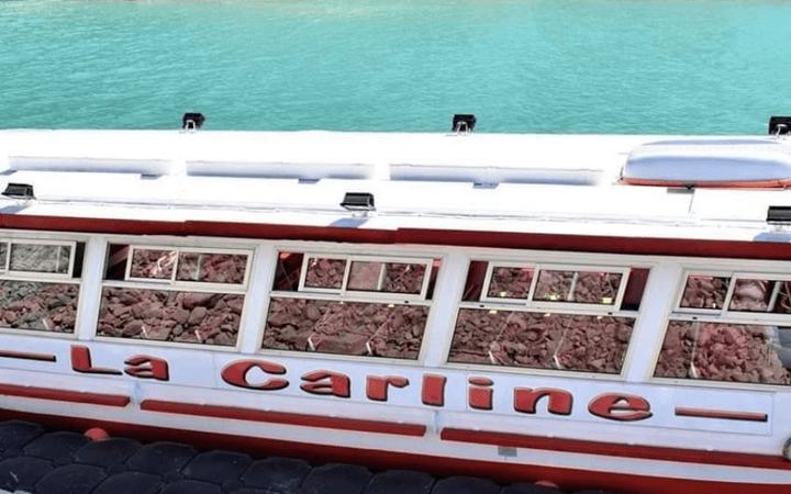 Le bateau La Carline sur le lac de Serre-Ponçon, avec ses banquettes noires rénovées