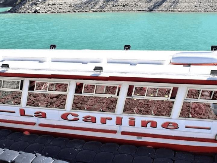 Banquettes noires rénovées du bateau La Carline sur le lac de Serre-Ponçon