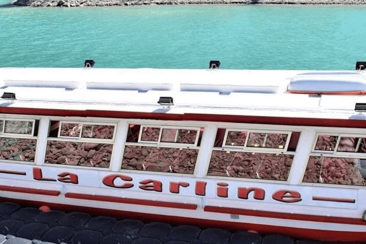 Le bateau La Carline sur le lac de Serre-Ponçon, avec ses banquettes noires rénovées