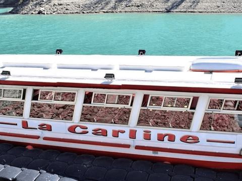 Le bateau La Carline sur le lac de Serre-Ponçon, avec ses banquettes noires rénovées